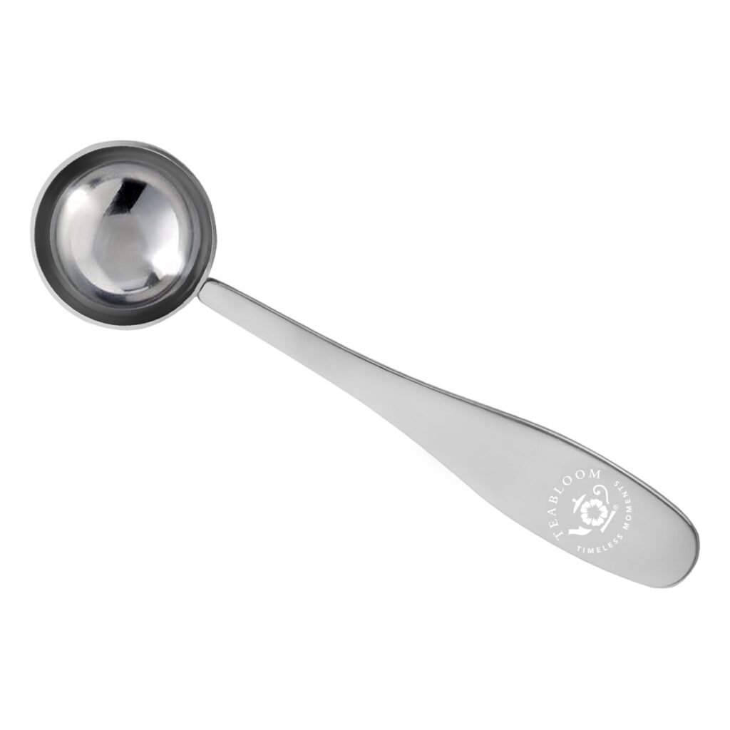 A stainless steel measuring spoon for tea connoisseurs.