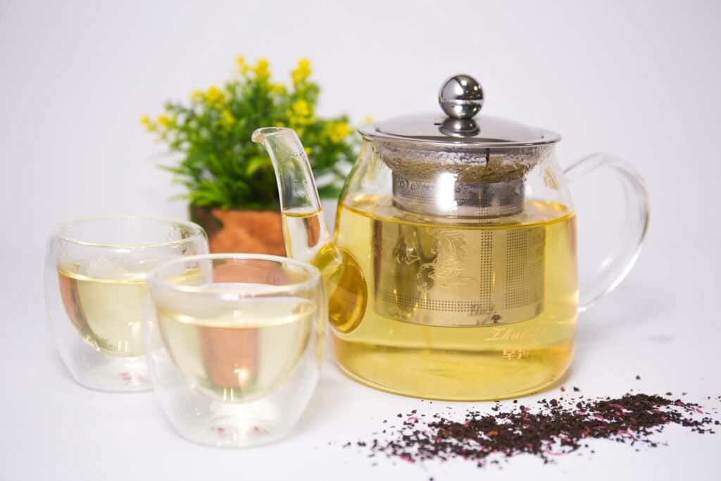 Borosilicate glass teapot with two cups and yellow flowers