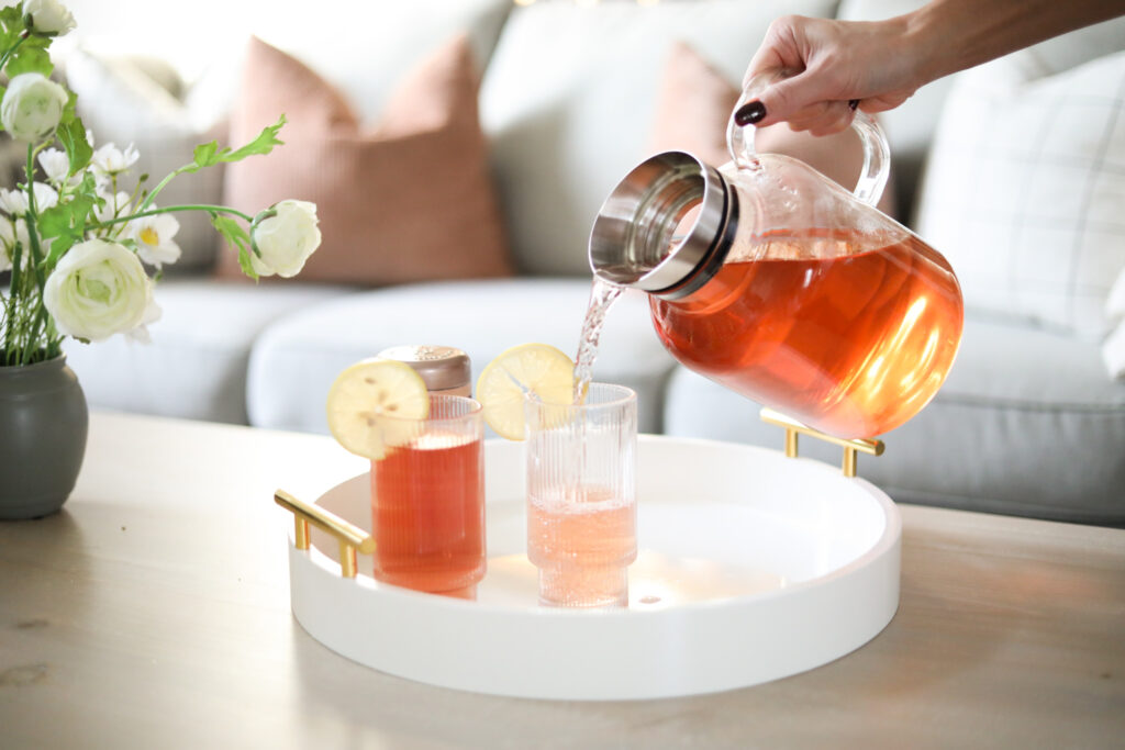 How to make iced oolong tea in a tea pitcher with two glasses and lemon slices