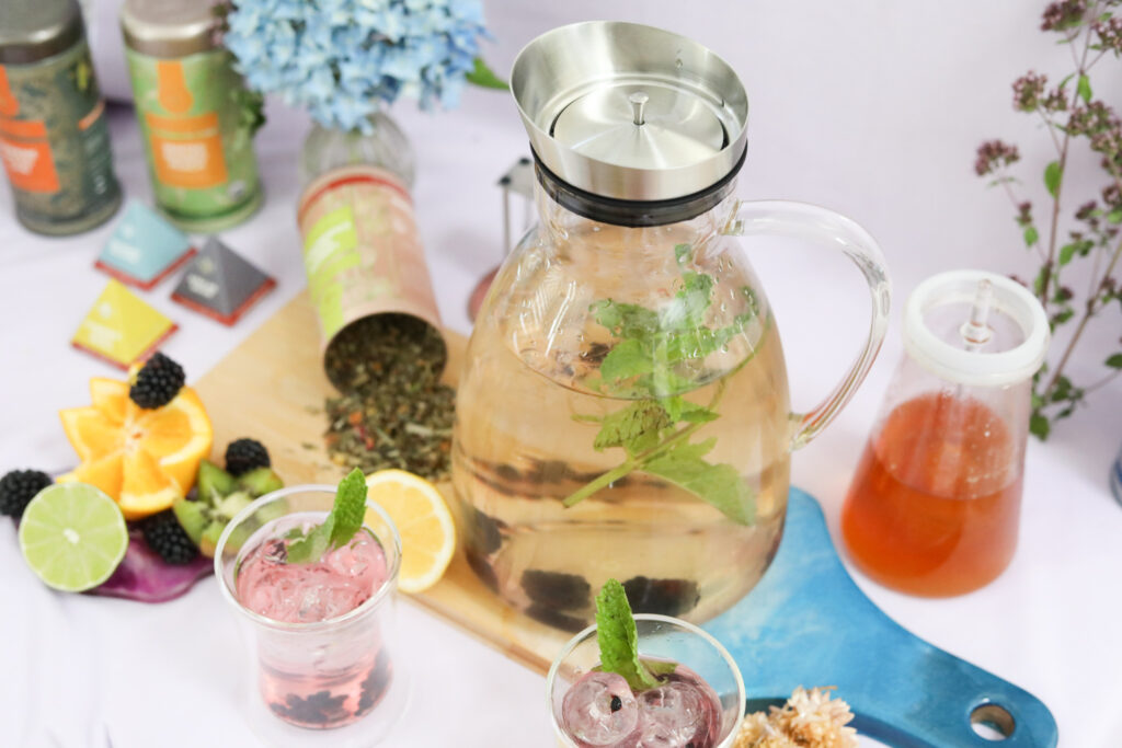 Easy iced tea recipes tea pitcher and iced tea glasses with mint and blackberries for Summer