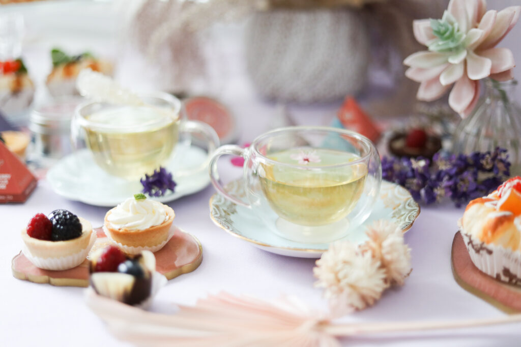How to make oolong tea glass teacups with hot oolong tea and fruit tarts