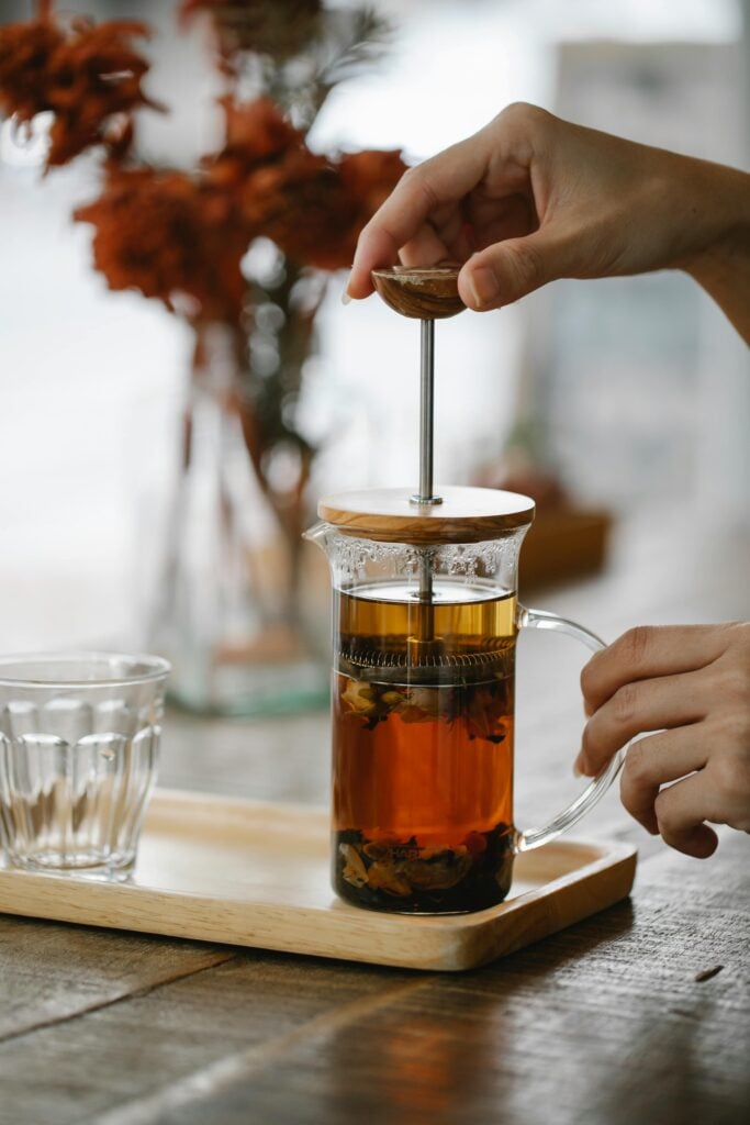 Steeping tea in a tea press as one of the benefits of antioxidants in tea
