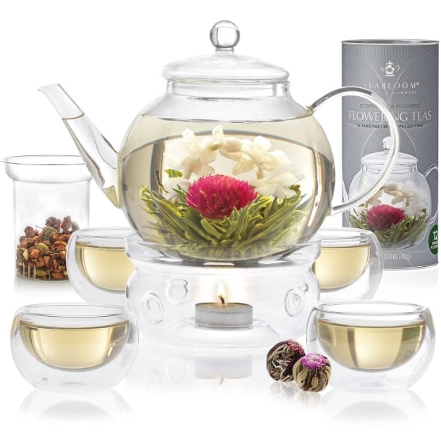 A complete blooming tea set made from borosilicate glass is an example of one of the best tea gifts for tea lovers.
